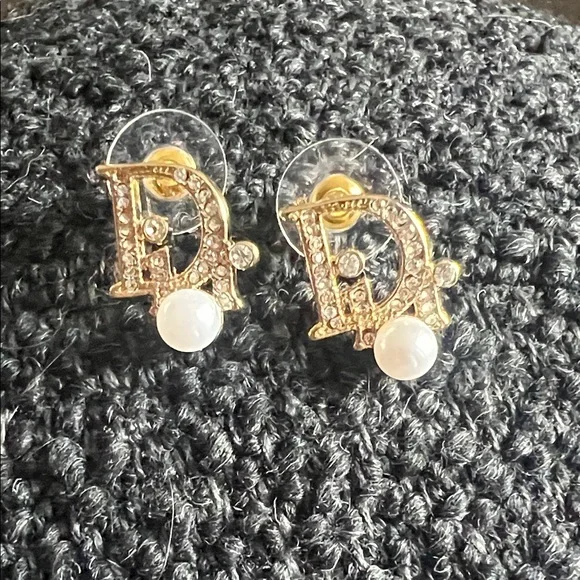Elegant Gold and Pearl Earrings - Picture 2 of 8
